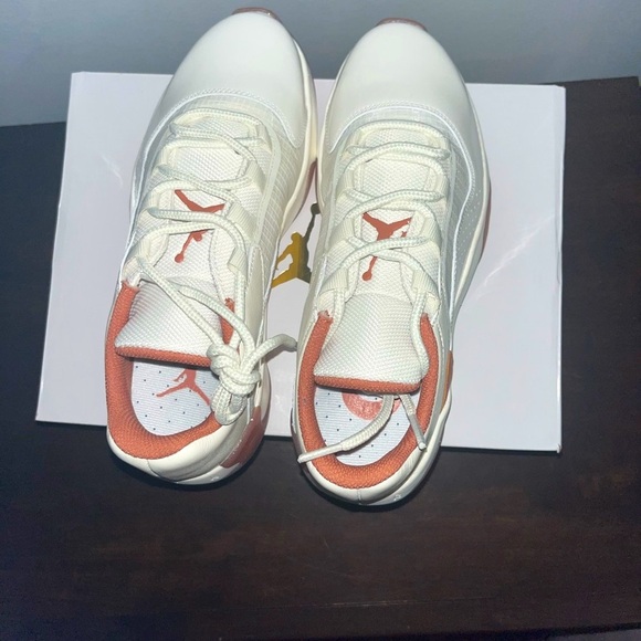 NIB AIR JORDAN 11 CMFT LOW CASUAL SHOES IN SAIL/SKY J ORANGE Women
SIZE 8 - Picture 4 of 12